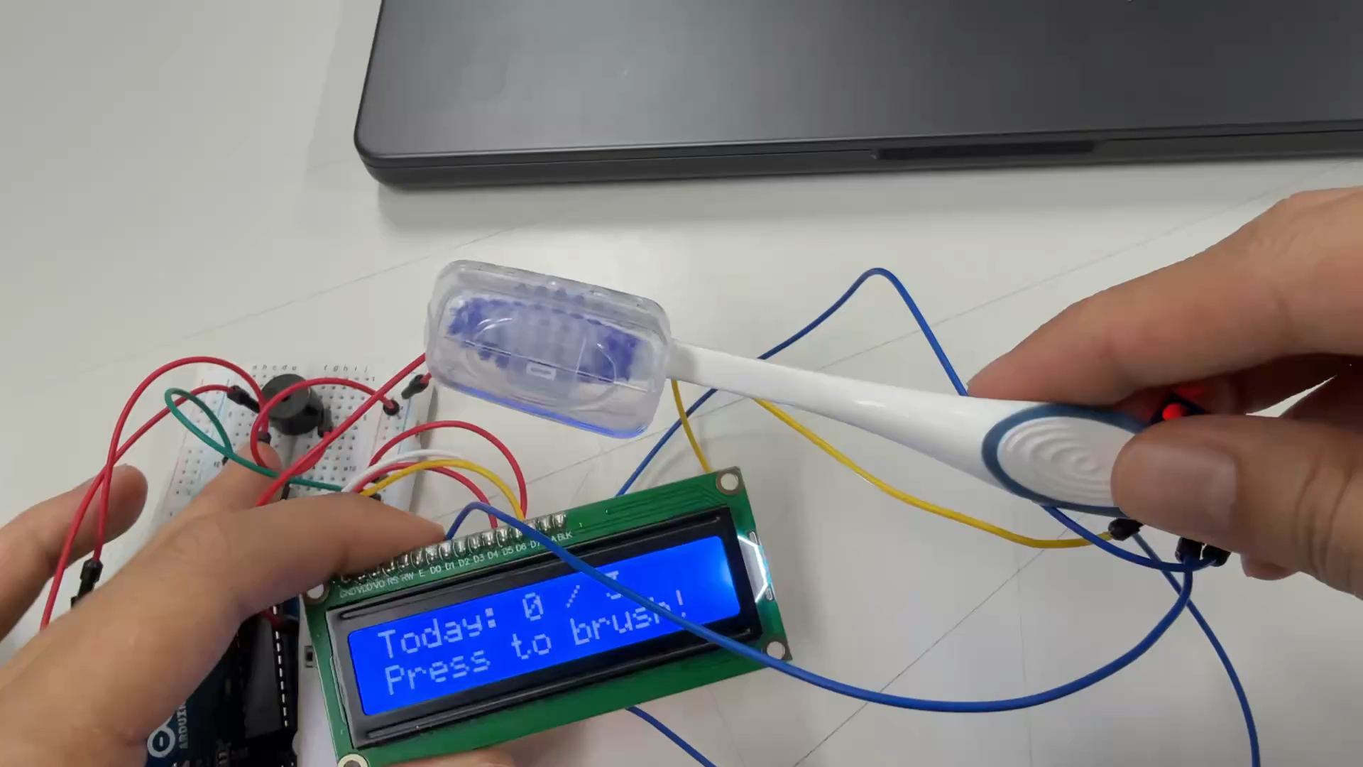 학교 시연 장치: 칫솔과 동작 센서, Arduino 배선, LCD 화면